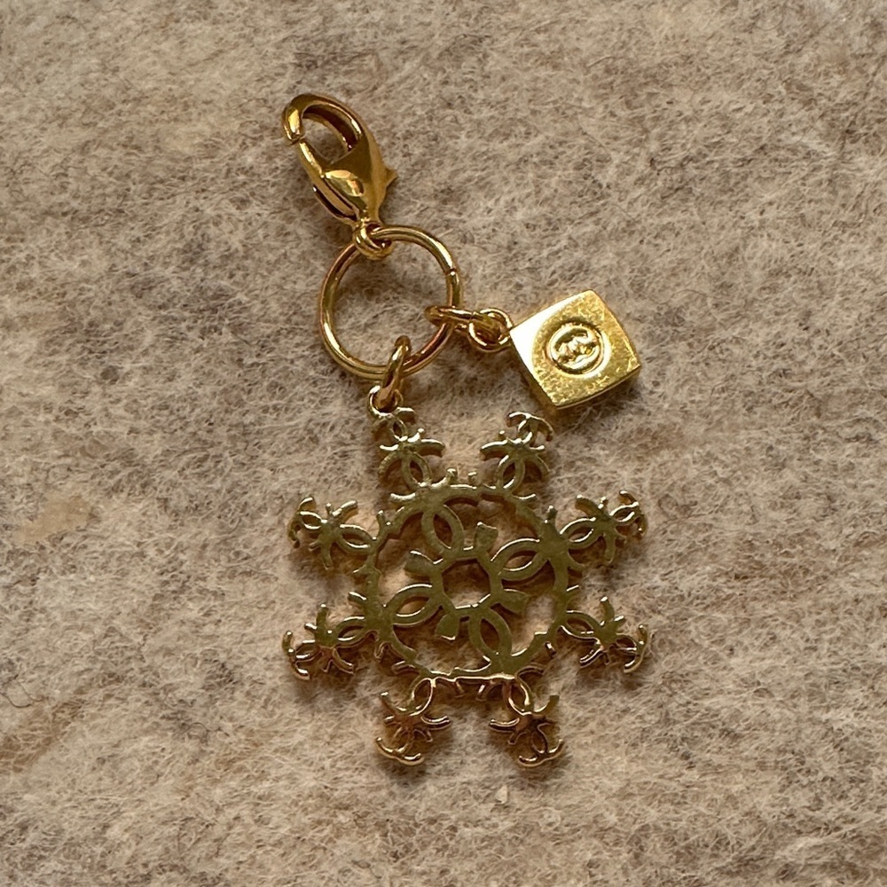 CHANEL‎ Gold Snowflake Charm Key Holder